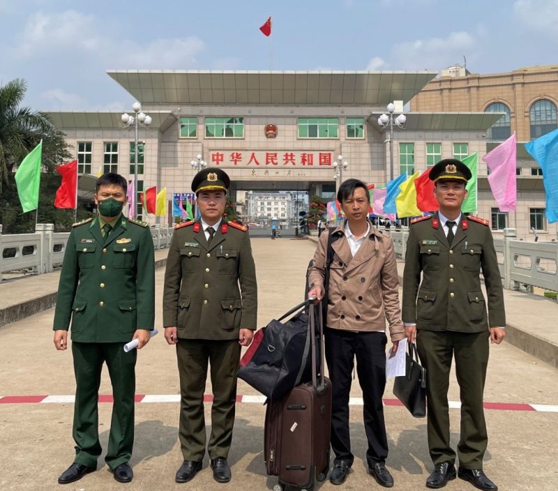 Phòng Quản lý xuất nhập cảnh phối hợp Đồn Biên phòng cửa khẩu quốc tế Móng Cái tiến hành trục xuất Zhang Jin Song ra khỏi lãnh thổ Việt Nam đảm bảo an toàn, đúng quy trình, quy định