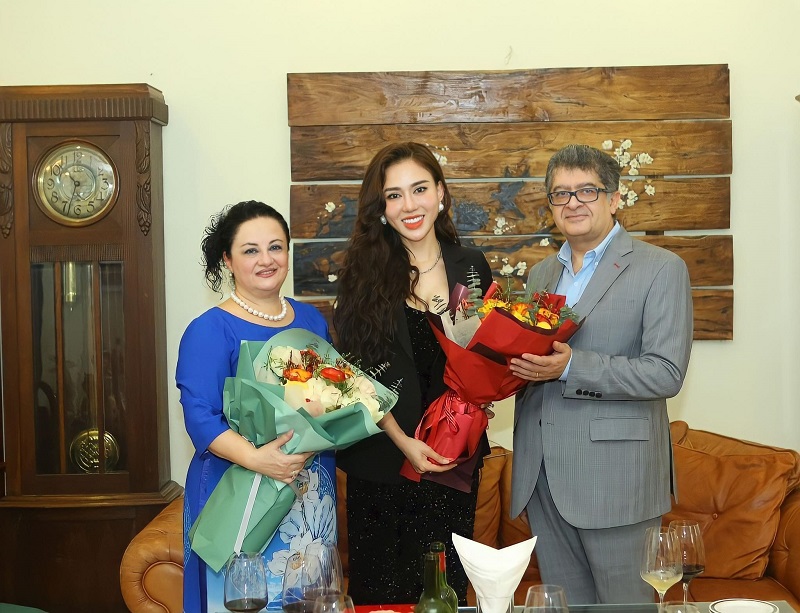 CEO Lương Thị Thuỳ Dung chụp ảnh cùng vợ chồng đại sứ quán Ngài Vahram Kazhoyan – Đại sứ đặc mệnh toàn quyền nước Cộng hòa Armenia tại Việt Nam