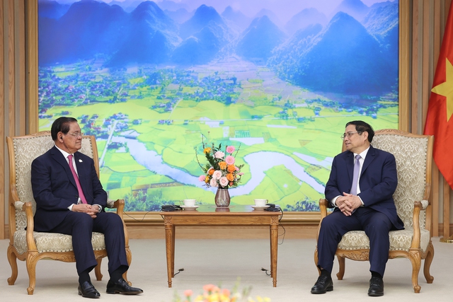 Thủ tướng mong muốn, trong tời gian tới, Phó Thủ tướng, Bộ trưởng Nội vụ Samdech Krolahom Sar Kheng và các vị lãnh đạo Campuchia tiếp tục quan tâm, chỉ đạo các cơ quan chức năng của Campuchia có giải pháp phù hợp, tháo gỡ khó khăn cho cộng đồng người gốc Việt - Ảnh: VGP/Nhật Bắc