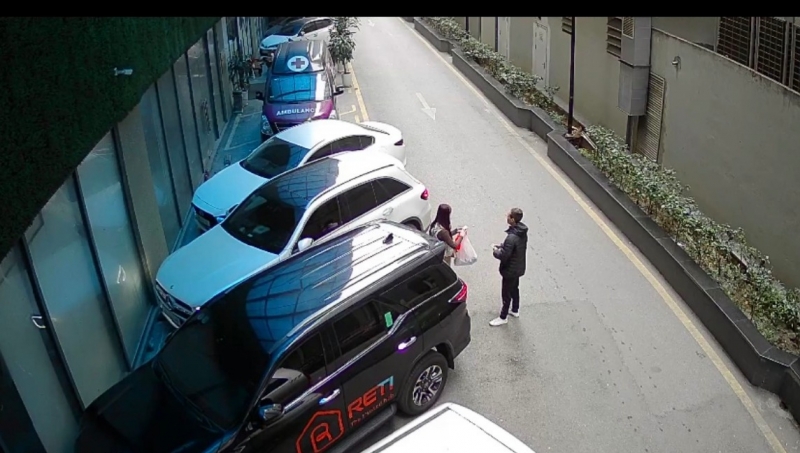 Việc trong giữ xe tại tòa nhà Times Tower số 35 Lê Văn Lương được một số người đứng ra thu phí với mức giá trông giữ xe tại 30 nghìn đồng/2 giờ đầu, nếu gửi xe ô tô theo tháng thì mức thu 1,5 triệu đồng/tháng.