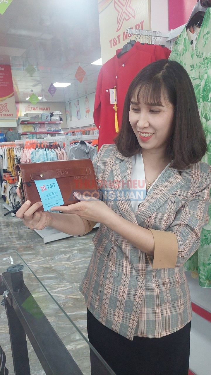 Bà Nguyễn Thị Mùi, giám đốc siêu thị T&T Mart Hồng Phong, An Dương, Hải Phòng giới thiệu sản phẩm thời trang mang nhãn hiệu T&T của đơn vị mình