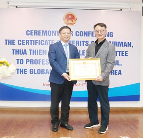 Ông Nguyễn Thanh Bình- PCT UBND tỉnh Thừa Thiên Huế (bên trái) trao bằng khen cho GS, BS Park Myong Chul