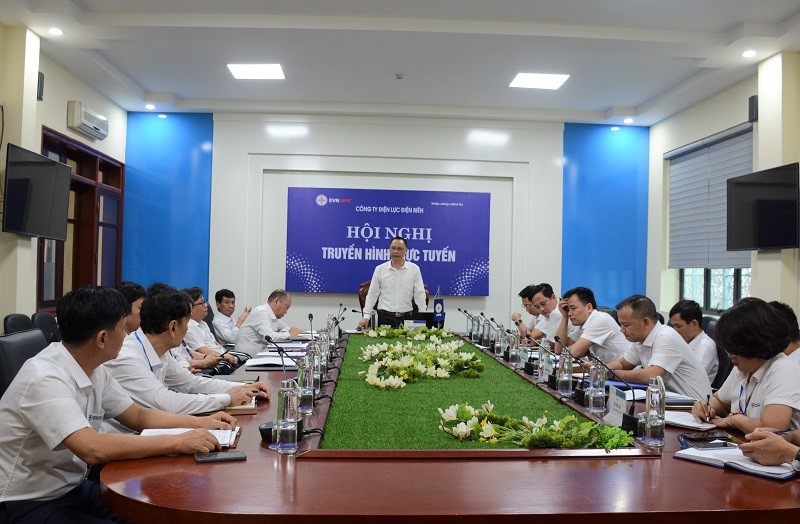 Ông Nguyễn Thế Hùng - Phó Giám đốc Công ty chỉ đạo cuộc họp