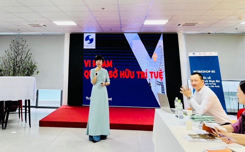 Bà Nguyễn Thị Thúy – Phụ trách Văn phòng đại diện Cục Sở hữu trí tuệ tại thành phố Đà Nẵng thảo luận cùng với các đại biểu tham dự tại buổi tập huấn