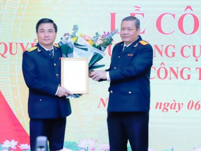 Ông Ông Nguyễn Đình Đức (SN 1981) có 8 năm công tác tại cơ quan Kiểm toán Nhà nước, 9 năm tại Văn phòng UBND tỉnh Nghệ An với các vị trí Phó trưởng phòng Tổng hợp, Trưởng phòng Kinh tế.