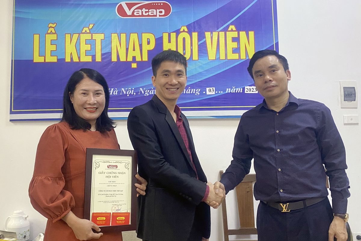 Ông Phạm Xuân Vinh - Phó Chủ tịch Thường trực Hiệp hội VATAP - chúc mừng Hội viên mới