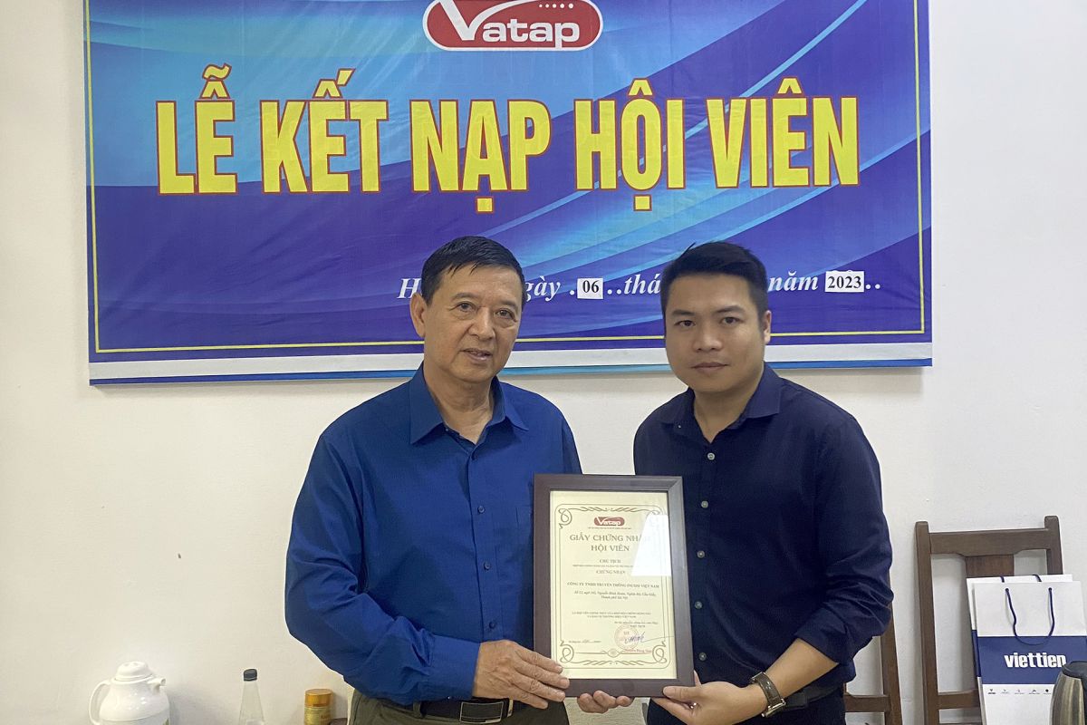 Ông Nguyễn Đăng Sinh - Chủ tịch Hiệp hội VATAP - trao Quyết định công nhận Hội viên cho ông Nguyễn Hoàng Thuận - Giám đốc Công ty TNHH Truyền thông InCom Việt Nam.