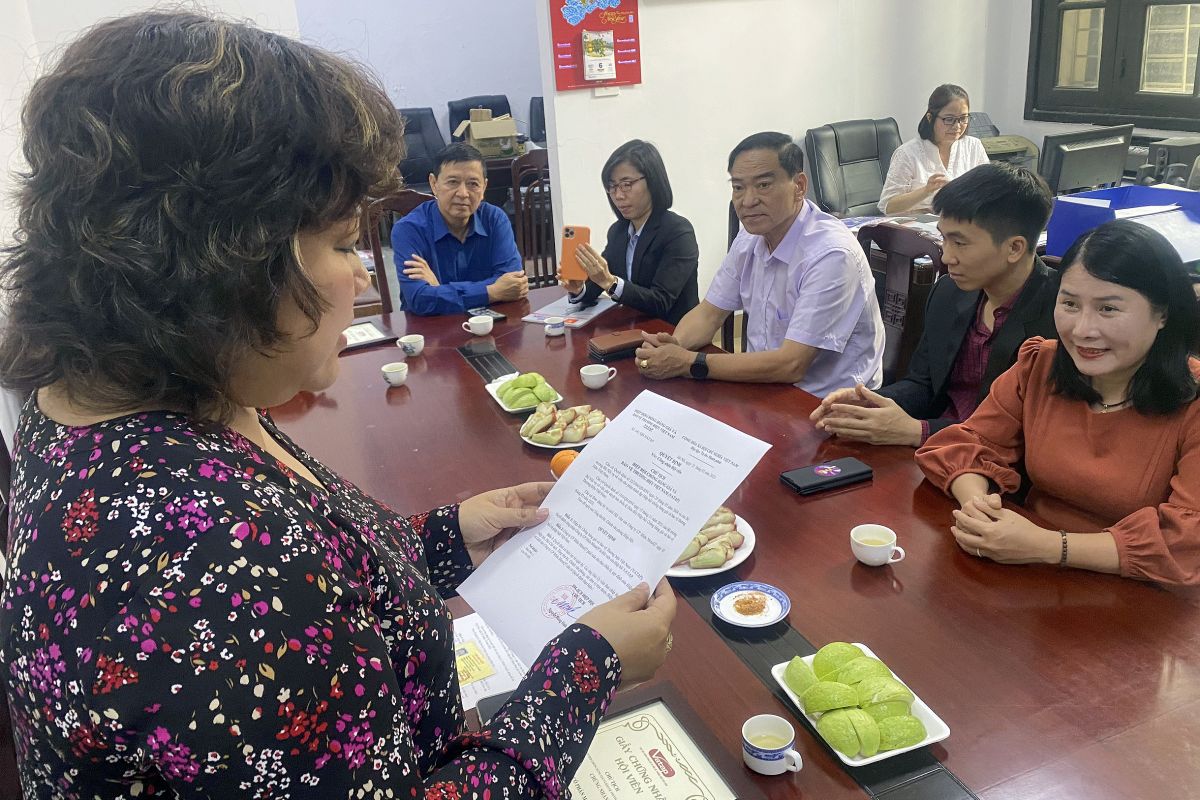 Bà Trần Hương Giang - Tổng thư ký Hiệp hội VATAP - đọc Quyết định công nhận Hội viên.