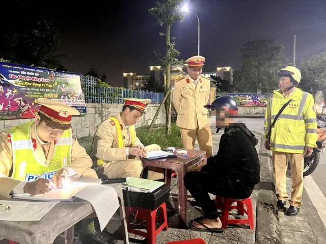 Công an Thừa Thiên Huế 5 ngày xử lý trên 100 trường hợp vi phạm nồng độ cồn