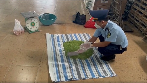 Lực lượng Quản lý thị trường tỉnh Tiền Giang lấy mẫu phân bón