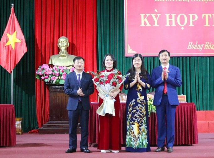 Lãnh đạo huyện Hoằng Hóa tặng hoa chúc mừng đồng chí Nguyễn Thị Thu Hà, tân Phó Chủ tịch UBND huyện.