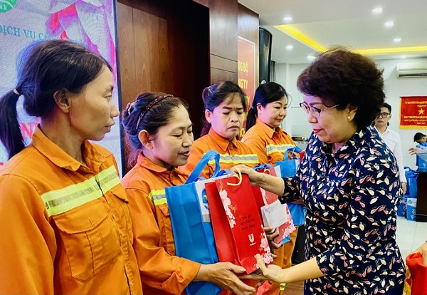 Trao quà cho nữ công nhân, phụ nữ có hoàn cảnh khó khăn nhân dịp 08/03
