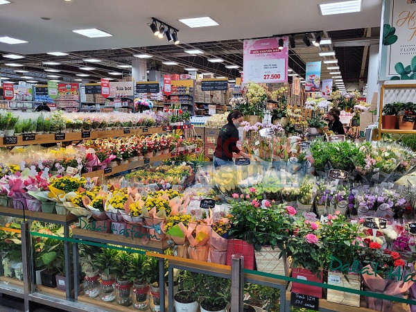 Nhiều loại hoa được bày bán tại siêu thị Emart trước ngày 8/3