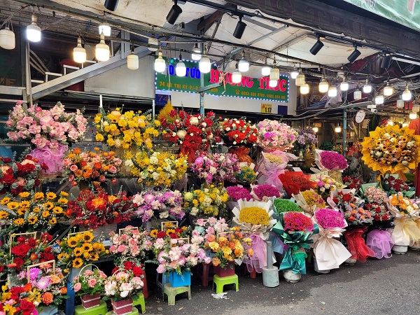 Nhộn nhịp thị trường hoa và quà tặng ngày Quốc tế phụ nữ 08/03