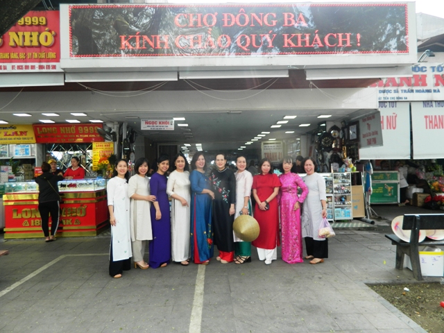 Thướt tha “Tuần Lễ áo dài” ở chợ Đông Ba