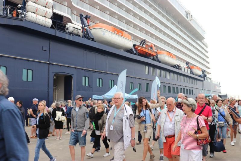 Tàu biển quốc tế đưa gần 2.000 khách châu Âu đến Hạ Long