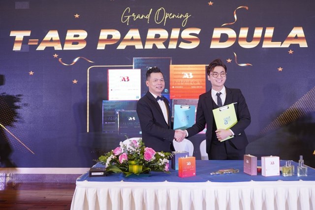 Ông Đinh Xuân Dương – Giám đốc Công ty FLYG Entertainment và ông Đặng Quốc Anh – CEO Công ty CP Quốc tế T-AB Group ký kết hợp tác chiến lược