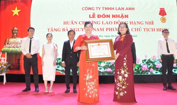 Bà Nguyễn Nam Phương (áo đỏ) nhận Huân chương Lao động hạng Nhì của Chủ tịch nước, do có thành tích xuất sắc và nhiều đóng góp cho cộng đồng