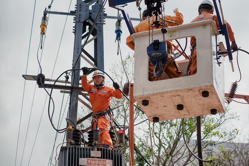 Sửa chữa lưới điện tại miền Trung