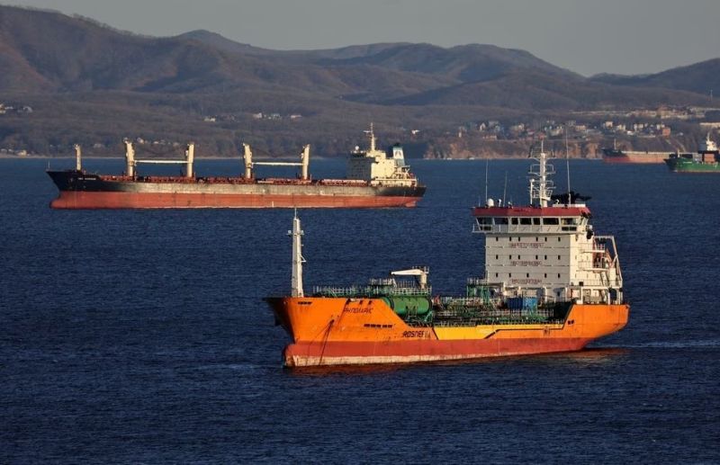 Tàu chở dầu thô RN Polaris và một tàu sân bay rời vịnh Nakhodka gần thành phố cảng Nakhodka, Nga, ngày 4/12/2022. Nguồn Reuters