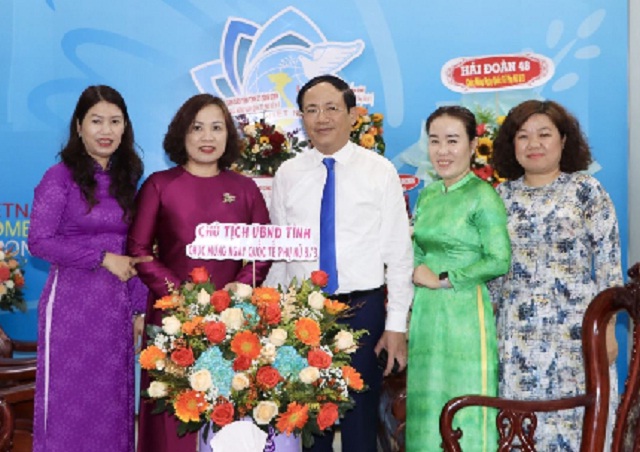 Chủ tịch UBND tỉnh B&igrave;nh Định Phạm Anh Tuấn tặng hoa ch&uacute;c mừng Hội LHPN tỉnh B&igrave;nh Định.