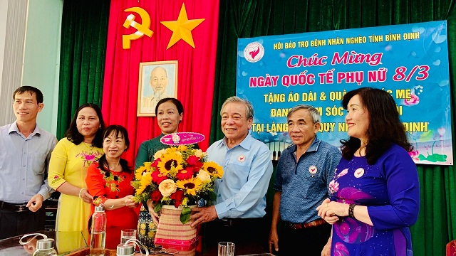 &Ocirc;ng Nguyễn Tấn Hiểu (thứ 003 từ phải qua) tặng qu&agrave; cho đại diện l&atilde;nh đạo L&agrave;ng S&Oacute;S TP Quy Nhơn.