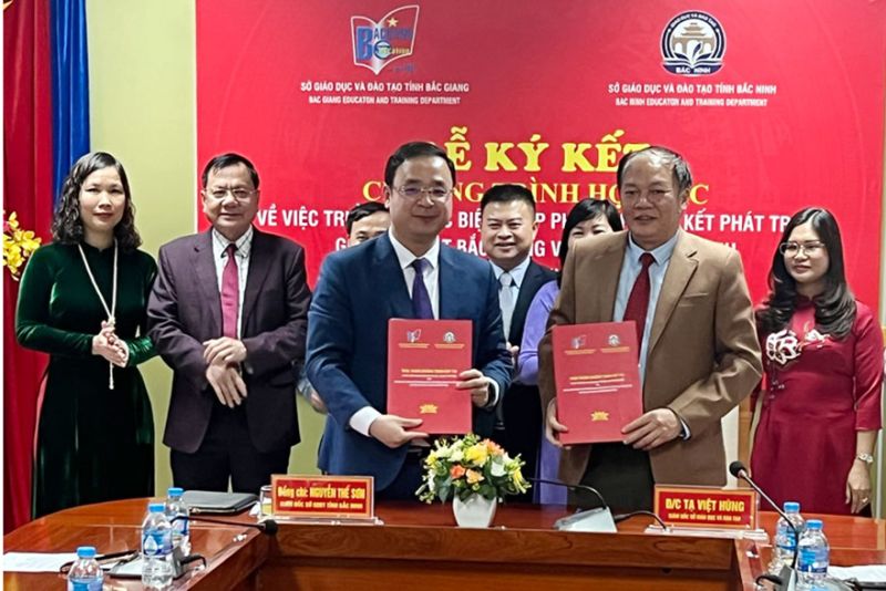 Lãnh đạo Sở Giáo dục và Đào tạo 2 tỉnh Bắc Giang - Bắc Ninh ký chương trình hợp tác.
