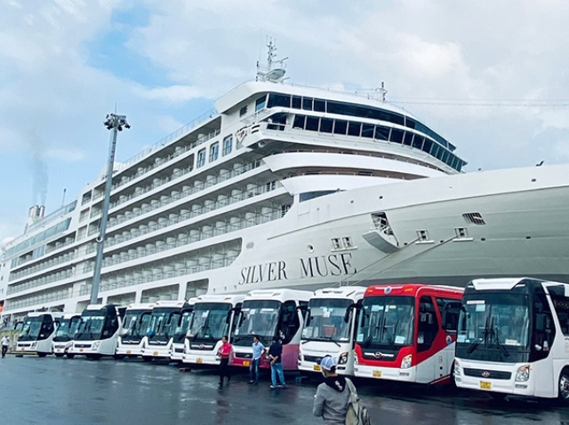 Tàu du lịch biển quốc tế Silver Muse cập cảng Tiên Sa (Đà Nẵng)