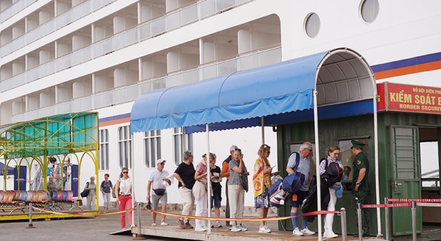 Du khách đang làm thủ tục nhập cảnh tại cảng Tiên Sa để tham quan tạiTP. Biển Đà Nẵng và các địa phương lân cận.