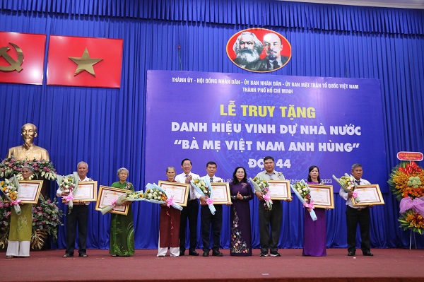 Lãnh đạo TP. Hồ Chí Minh trao danh hiệu vinh dự Nhà nước Bà Mẹ Việt Nam Anh hùng cho đại diện gia đình các Mẹ được truy tặng. Ảnh: Quang Sung