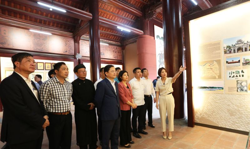 Bí thư Tỉnh ủy Nguyễn Anh Tuấn (thứ 4 từ trái qua), Chủ tịch UBND tỉnh Nguyễn Hương Giang (thứ 5 từ trái qua) thăm, kiểm tra tại Trung tâm Bảo tồn tranh dân gian Đông Hồ.