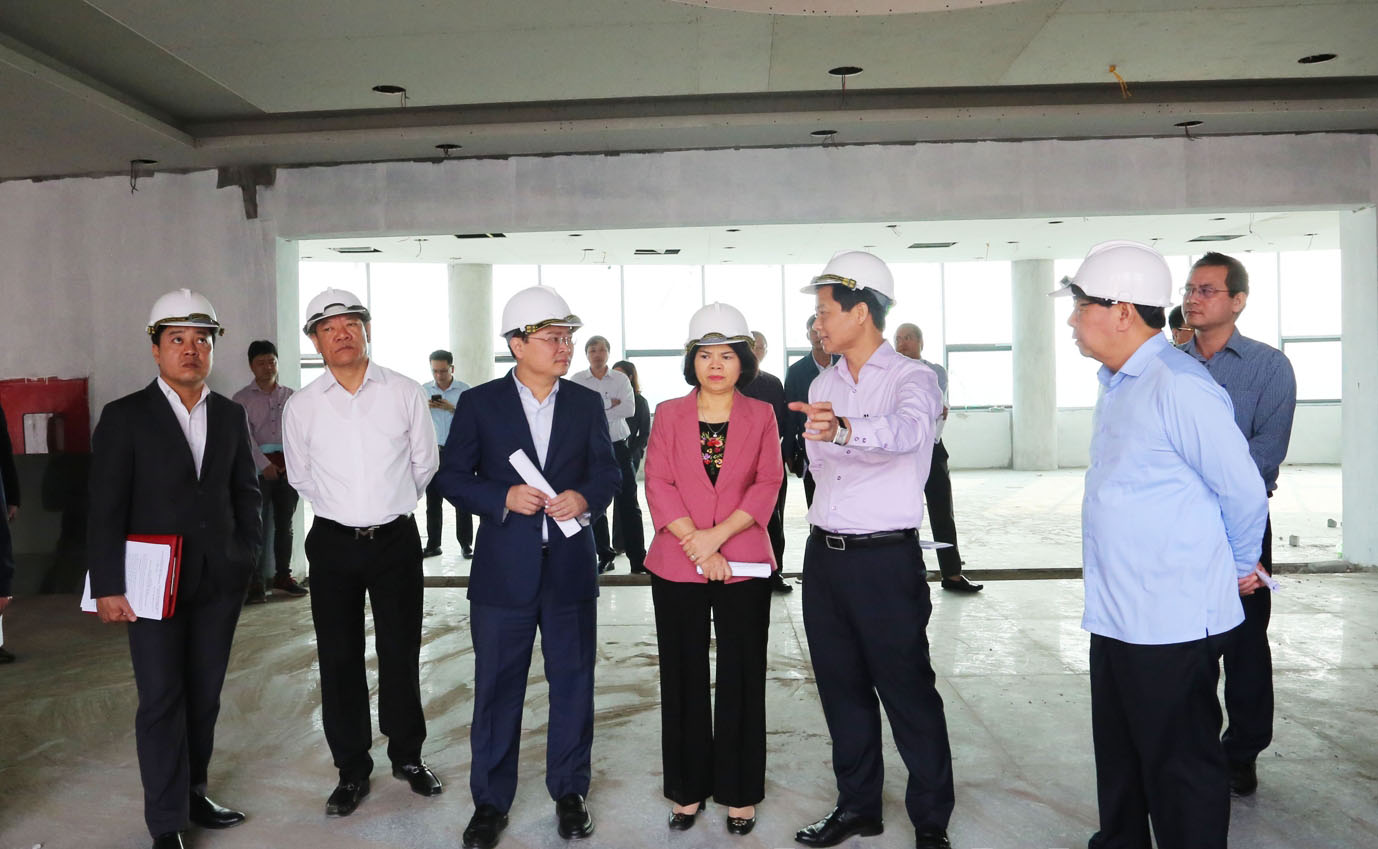 Bí thư Tỉnh ủy Nguyễn Anh Tuấn (thứ 3 từ trái qua) kiểm tra tại công trình Trung tâm Văn hóa thiếu nhi phía Nam tỉnh