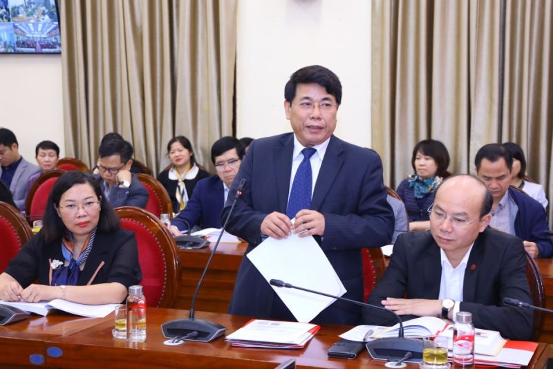 GS.TS Phan Xuân Sơn (Học viện Chính trị Quốc gia Hồ Chí Minh) trình bày tham luận, làm rõ thêm giá trị lý luận và thực tiễn cuốn sách của Tổng Bí thư.