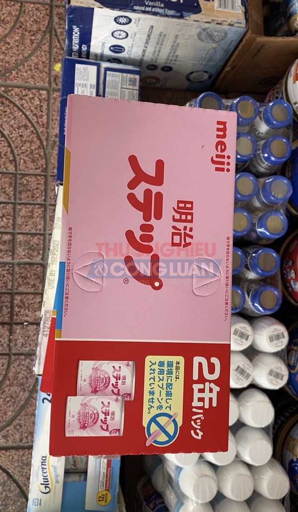 Sữa nhập khẩu không dán tem mác phụ được bày bán trên đường Nguyễn Thông, phường 9, quận 3