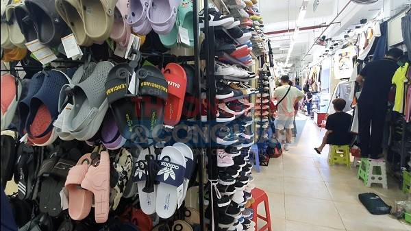 6,7: Giày dép, túi xách nhái các thương hiệu nổi tiếng được bày bán tràn lan tại chợ Bến Thành.