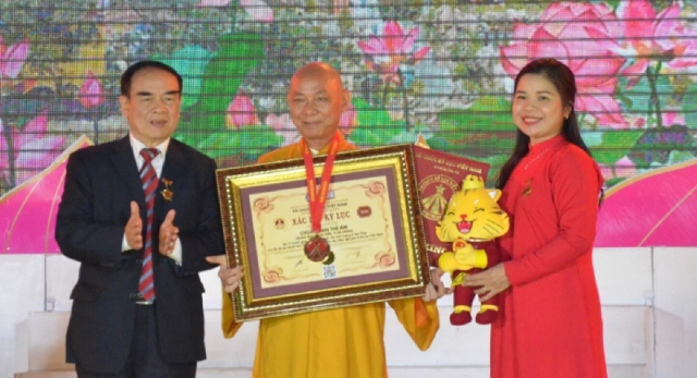 Tổ chức Kỷ lục Việt Nam trao chứng nhận kỷ lục cho độc bản 16 bức tranh sứ màu cẩn trên 4 tháp của chùa Quán Thế Âm.