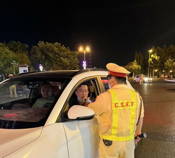 Cảnh sát giao thông kiểm tra nồng độ cồn tại TP. Phan Thiết, tỉnh Bình Thuận