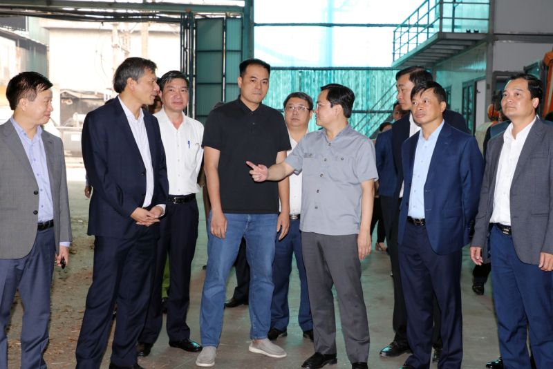 Bí thư Tỉnh ủy Nguyễn Anh Tuấn (thứ 3 từ phải qua) kiểm tra sản xuất hơi thương phẩm tại Công ty Cổ phần môi trường công nghệ Z168, Cụm công nghiệp Phong Khê I.