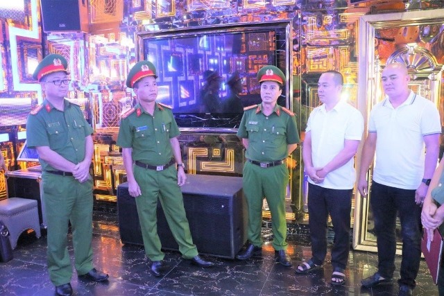 Công an Nghệ An kiểm tra đột xuất việc chấp hành các quy định phòng cháy, chữa cháy tại phòng hát karaoke Đại Huệ vào tháng 9.2022. Ảnh: Phan Tuyết