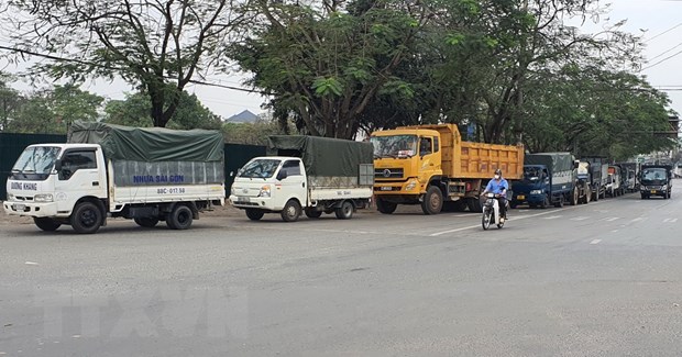 Các phương tiện nối đuôi nhau chờ đến lượt đăng kiểm