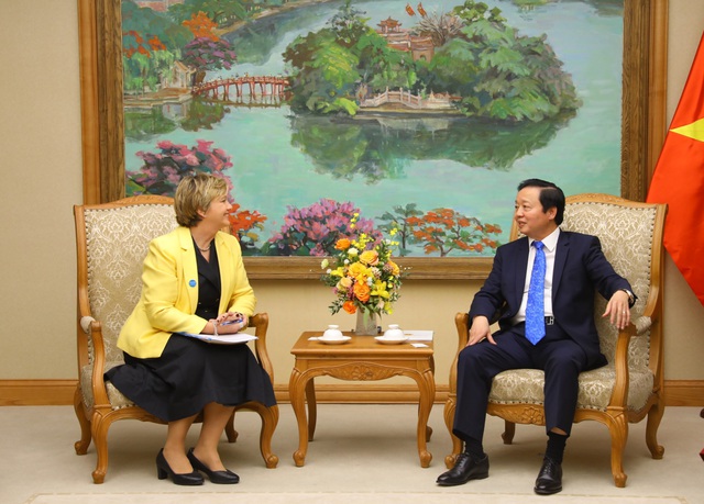 Phó Thủ tướng Trần Hồng Hà trao đổi với bà Rana Flowers về một số hoạt động ưu tiên trong lĩnh vực chăm sóc, bảo vệ trẻ em ở Việt Nam - Ảnh: VGP
