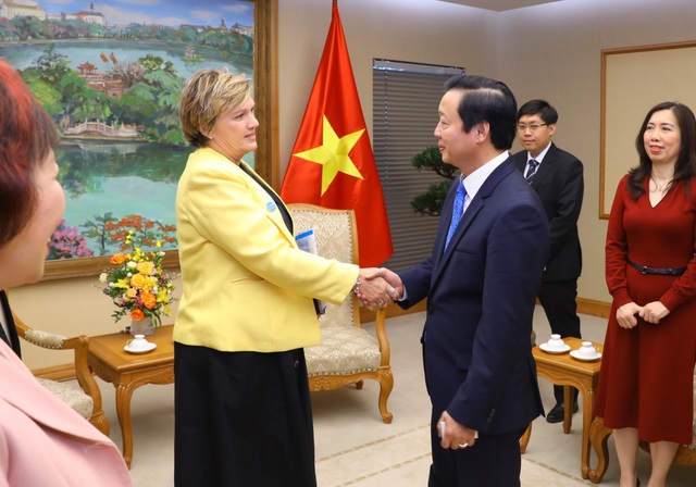Phó Thủ tướng Trần Hồng Hà bày tỏ ấn tượng với những kinh nghiệm, đóng góp của bà Rana Flowers tại UNICEF, đối tác của Chính phủ và bộ, ngành trong công tác chăm sóc, bảo vệ trẻ em Việt Nam - Ảnh: VGP
