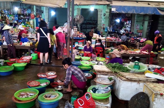 Chợ đầu mối là những địa bàn có nguy cơ lây lan dịch cúm gia cầm. Trong ảnh: Một góc chợ Đầm, TP Quy Nhơn.