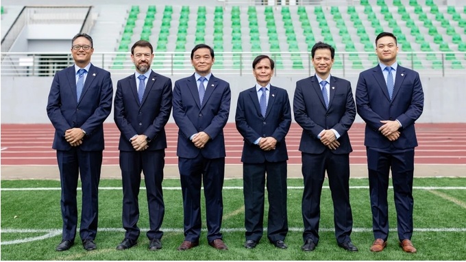 Ông Lê Viết Hải (thứ 3 từ trái sang) cùng các thành viên HĐQT Tập đoàn Hòa Bình hồi tháng 10/2022 (Ảnh: HBCG).