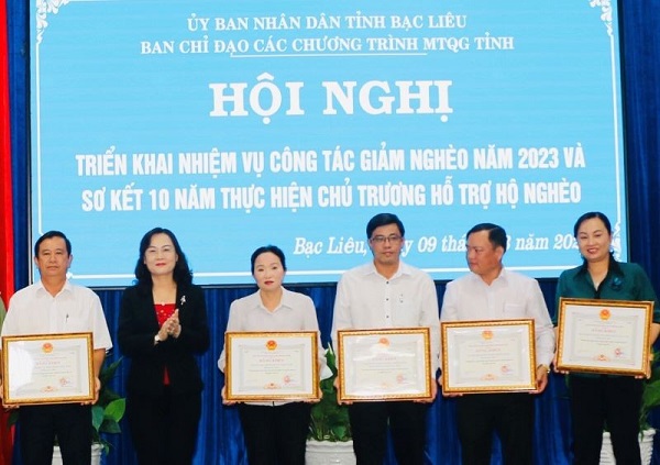 Bà Lê Thị Ái Nam, Phó Bí thư Thường trực Tỉnh ủy Bạc Liêu tặng Bằng khen của UBND tỉnh những tập thể, cá nhân có thành tích công tác giảm nghèo.