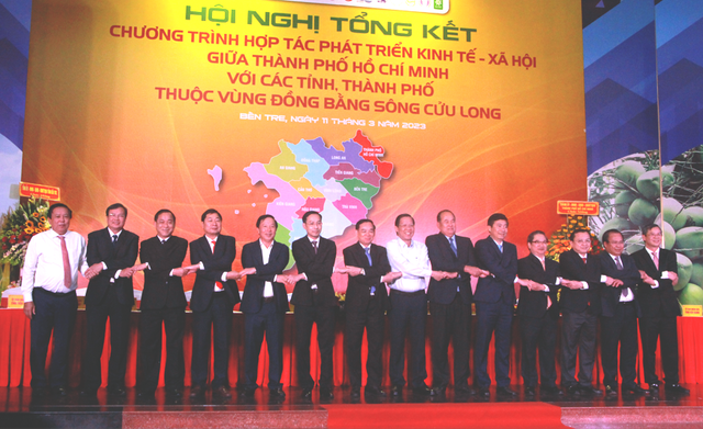 Lãnh đạo Thành phố Hồ Chí Minh và các tỉnh, thành ĐBSCL quyết tâm đoàn kết hợp tác trong giai đoạn mới. (Ảnh: Trương Hùng)