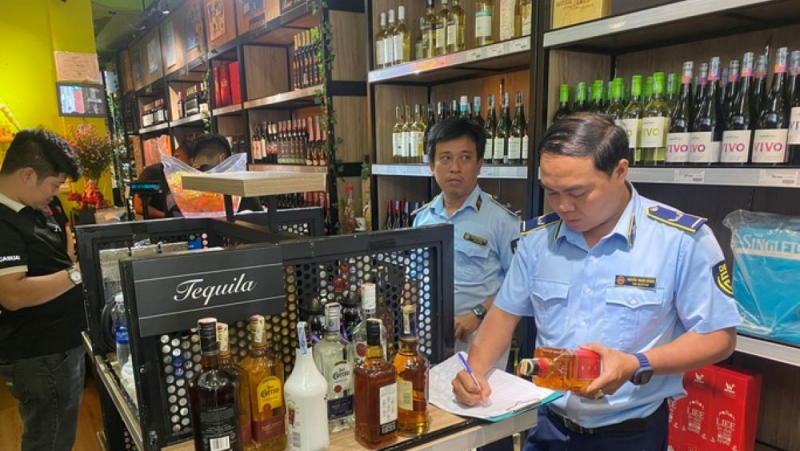 Cục Quản lý thị trường TP. Hồ Chí Minh mở đợt cao điểm chống hàng giả, gian lận thương mại