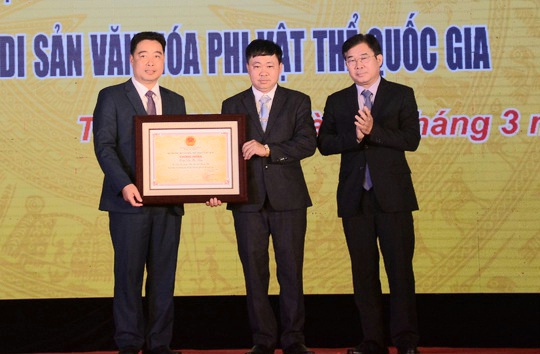 Nông Quốc Thành, Phó Cục trưởng Cục Di sản văn hóa trao bằng công nhận Di sản văn hóa phi vật thể Quốc gia - Lễ hội Đền Bà Triệu cho tỉnh Thanh Hóa.