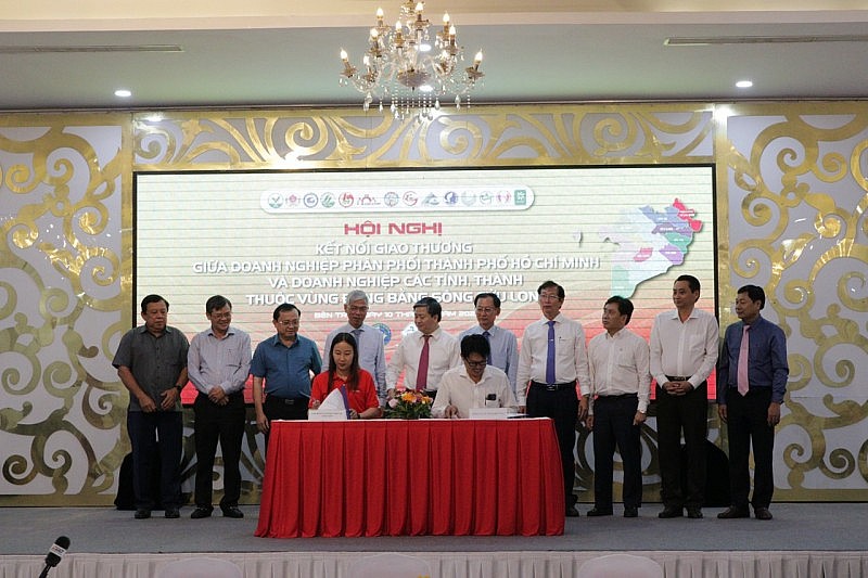 Các hợp tác thương mại và thỏa thuận hợp tác đã được đại diện Central Retail ký kết với doanh nghiệp, hợp tác xã khu vực Đồng bằng sông Cửu Long