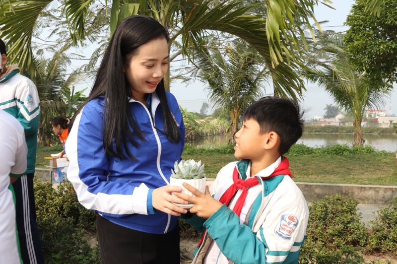 Bí thư Đoàn Thanh niên EVNNPC Trịnh Thị Kim Ngân tặng quà cho học sinh trả lời đúng câu hỏi. Thông qua trò chơi, các em sẽ hiểu thêm về tầm quan trọng của việc bảo vệ môi trường sống